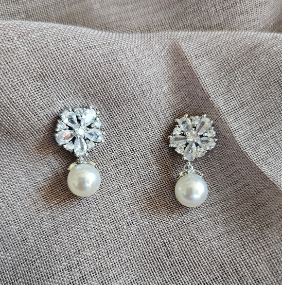 Flower diamond pearl drop earring